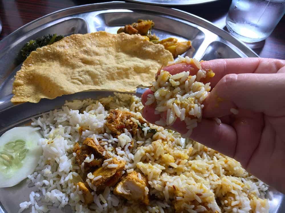how to eat dahl bat with your hand