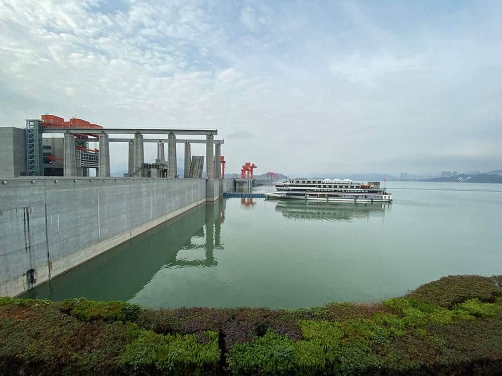 ship going through three gorges dam