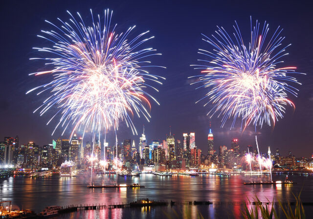 East River Fireworks NYC 640x447 