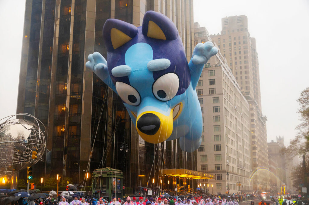 Bluey flying at the Macy's Thanksgiving Day parade